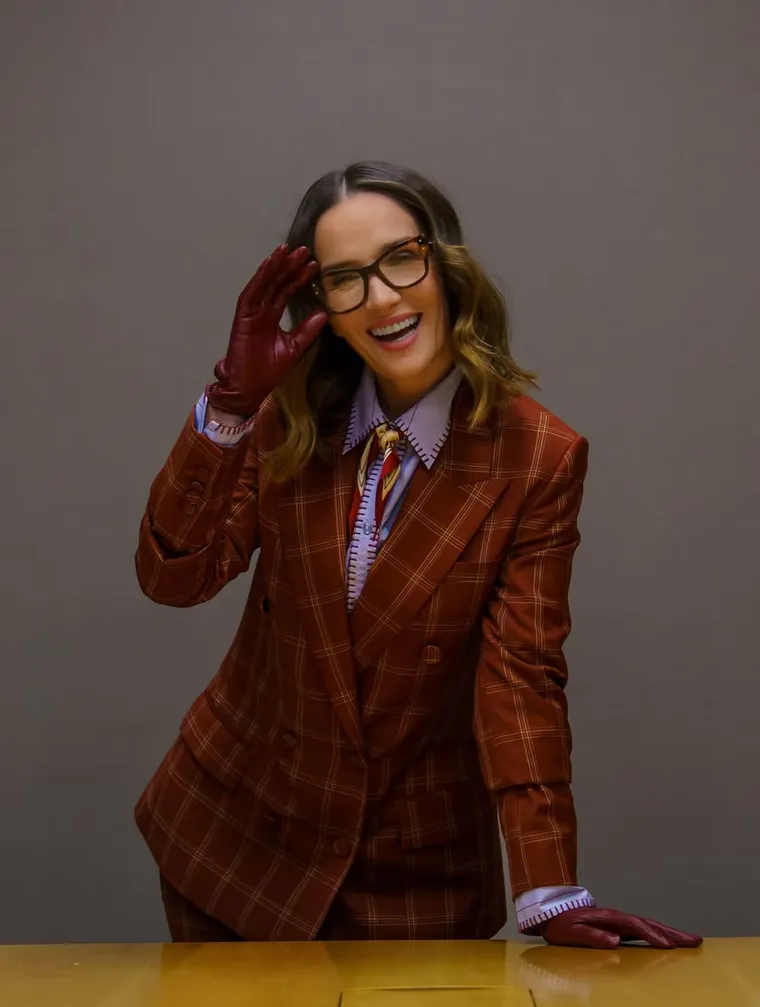 La actriz combinó cuadros, camisa celeste, guantes burdeos y mocasines rojos en un outfit que es pura inspiración. La actriz combinó cuadros, camisa celeste, guantes burdeos y mocasines rojos en un outfit que es pura inspiración.