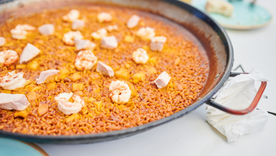 Cada chef imprime su sello personal en esta receta, variando los tipos de mariscos para intensificar su sabor y presentación. Cada chef imprime su sello personal en esta receta, variando los tipos de mariscos para intensificar su sabor y presentación.