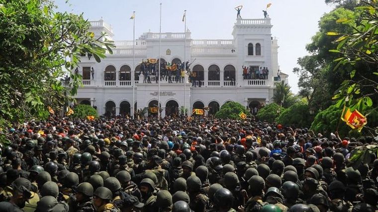 Los manifestantes celebran después de irrumpir en la oficina del Primer Ministro en Colombo, Sri Lanka, el 13 de julio de 2022. Foto: GETTY IMAGES