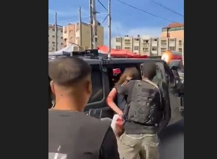 El sorpresivo ataque de milicianos de Hamas generó escenas brutales contra mujeres israelíes cuyas imágenes circulan en las redes sociales este sábado Foto: Captura de video