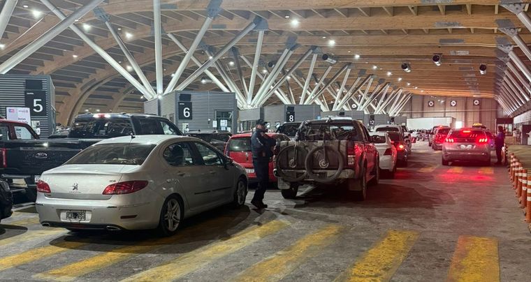 Los autos llegan al complejo Cristo Redentor. Foto: Prensa Gendarmería