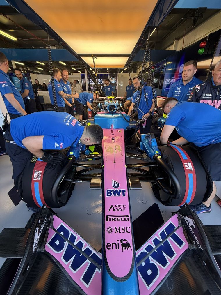 Desconcierto total en Alpine. Desconcierto total en Alpine.