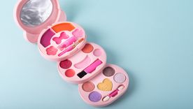 Anmat prohibió cinco brillos labiales infantiles sin registro sanitario hallados en comercios de Buenos Aires. Foto: Shutterstock Anmat prohibió cinco brillos labiales infantiles sin registro sanitario hallados en comercios de Buenos Aires. Foto: Shutterstock