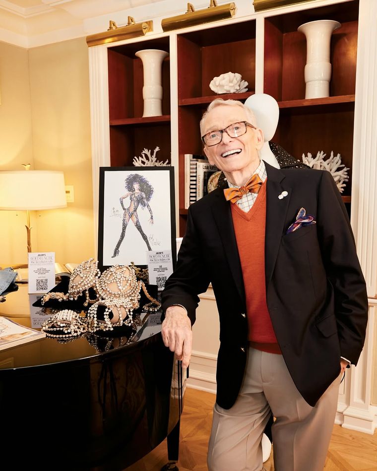 Bob Mackie y un boceto de un icónico look de Cher. Bob Mackie y un boceto de un icónico look de Cher.