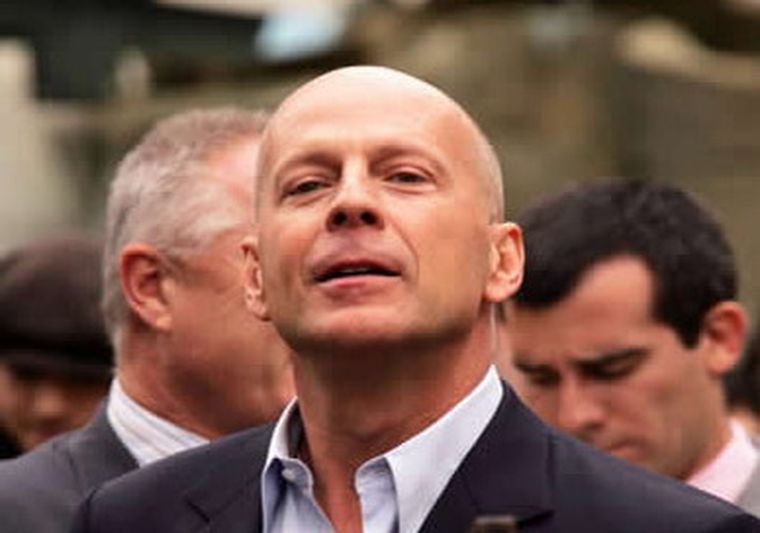 A Bruce lo ayudaron sus vecinos para apagar las llamas. Foto: web