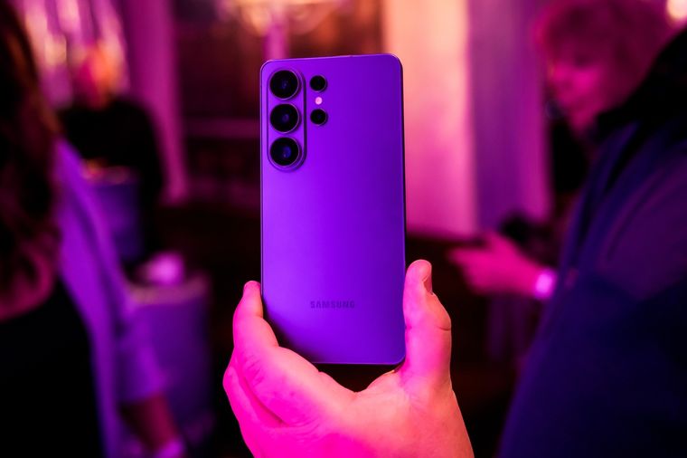 Samsung apuesta por mantener la visibilidad del Samsung Galaxy S26 Ultra con accesorios compatibles con la pantalla antirreflejo. Samsung apuesta por mantener la visibilidad del Samsung Galaxy S26 Ultra con accesorios compatibles con la pantalla antirreflejo.