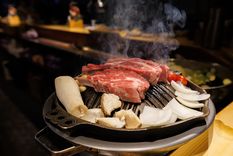 La parrilla coreana de mesa permite cocinar carne y verduras al momento, una costumbre muy común en Asia del Este.