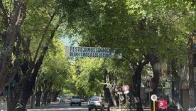 Festejemos sin bocinazos. Respetemos a los vecinos, el pasacalle que llama la atención de los vecinos. Festejemos sin bocinazos. Respetemos a los vecinos, el pasacalle que llama la atención de los vecinos.