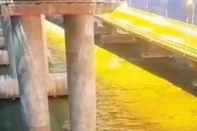 MDZol | Una imagen de una cámara que apunta a un tramo de la carretera del puente, milisegundos antes de la explosión, que muestra lo que podría ser una embarcación cerca de la esquina inferior derecha. Foto: Reuters