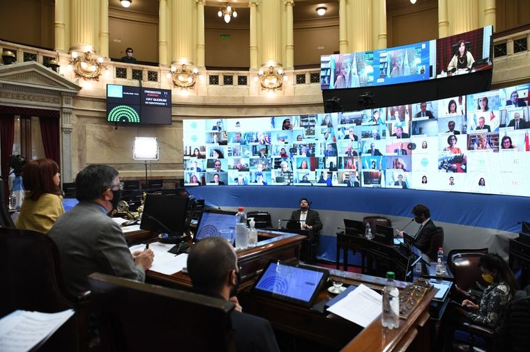 La sesión del Senado terminó en escándalo.