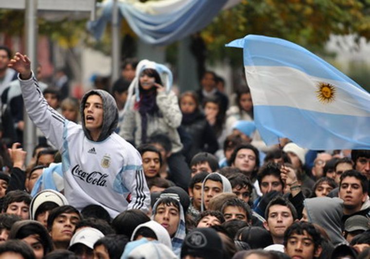La multitud ganó el partido en la Peatonal. Foto: Nacho Gaffuri / MDZ