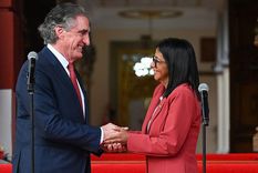 La presidenta encargada de Venezuela, Delcy Rodríguez, recibió al secretario del Interior de Estados Unidos, Doug Burgum, en Miraflores este miércoles.