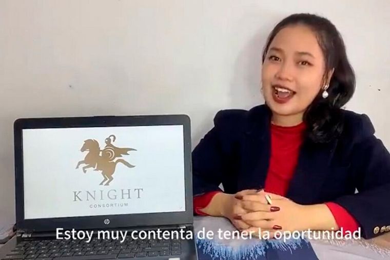 La mujer asiática que se denuncia como posible cabeza de la organización fraudulenta no es la que aparece en pantalla. Vive en los Ángeles y tiene 81 años. Foto: Captura de video