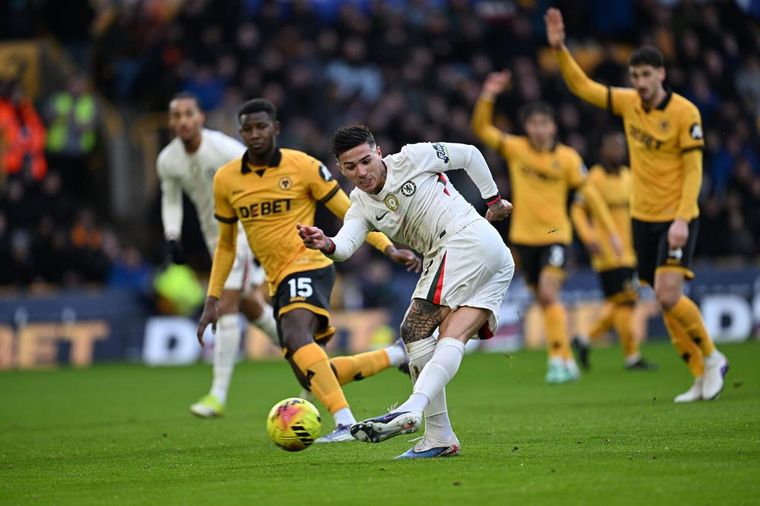 Enzo Fernández inventó una genialidad y casi hace el gol de su vida en Wolves-Chelsea.