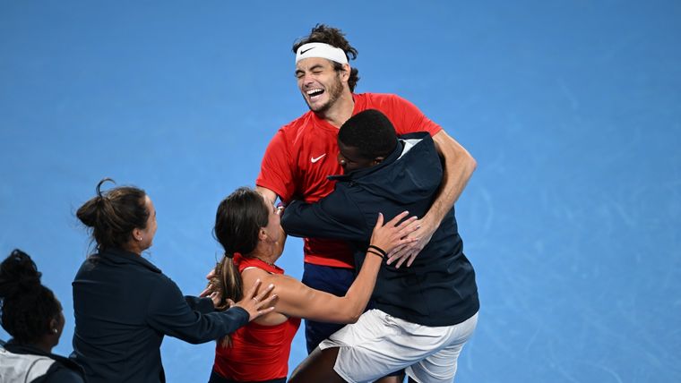 Todos abrazan a Taylor Fritz, quien le dio la victoria a EEUU. Foto: @UnitedCupTennis
