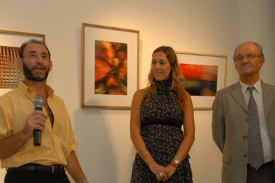 MDZol | El artista Eduardo Dolengiewich junto a María Julia Godoy -directora del espacio cultural- y Miguel Conocente -presidente de la Caja de la Salud-. Foto: Pachy Reynoso / MDZ