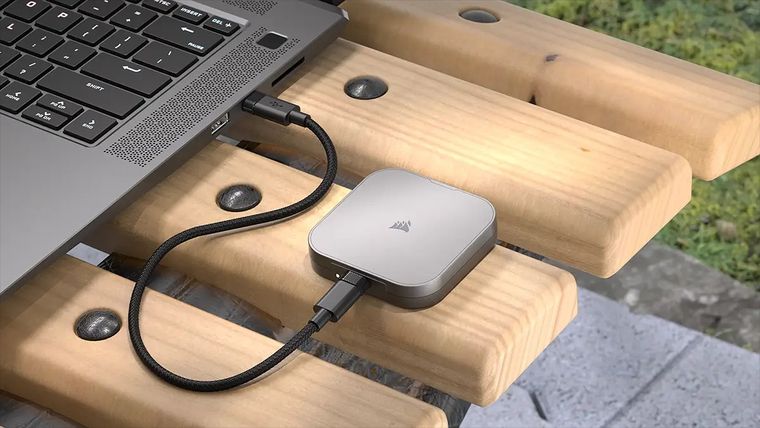 El Corsair EX400U incorpora un sistema magn&eacute;tico MagSafe ideal para tel&eacute;fonos m&oacute;viles.