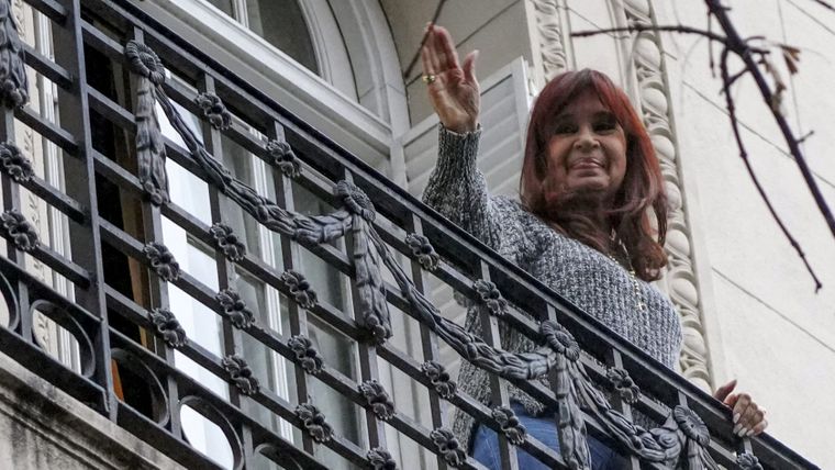 Cristina Fernández de Kirchner cumple su condena en su departamento ubicado en la calle San José 1111, en el barrio porteño de Constitución.