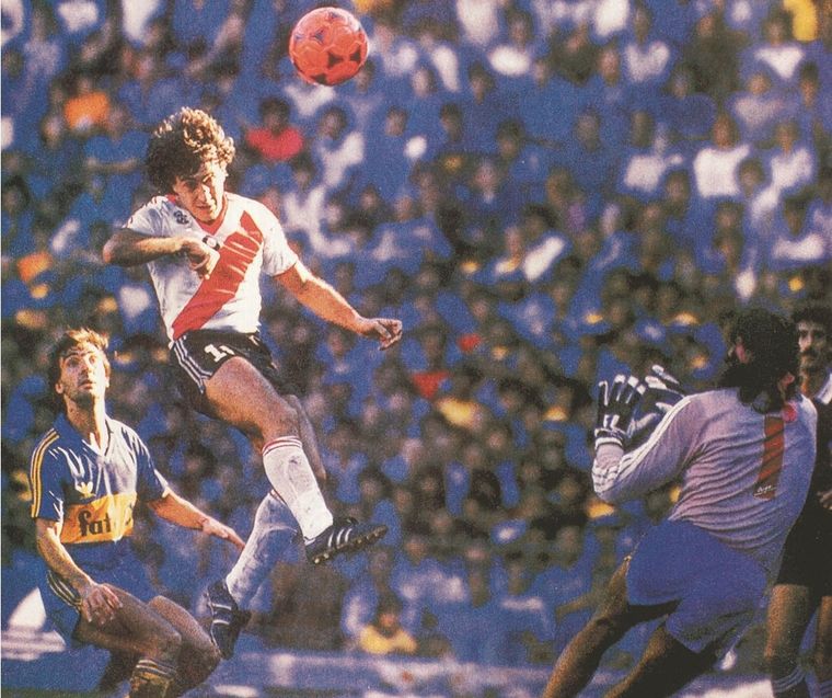 La noche heroica del Beto Alonso ante Boca: doblete con la pelota naranja y River campeón en la Bombonera. La noche heroica del Beto Alonso ante Boca: doblete con la pelota naranja y River campeón en la Bombonera.