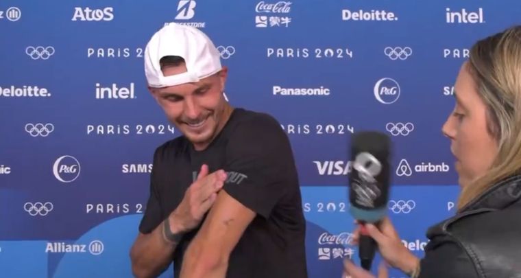 Fucsovics muestra el mate que tiene tatuado. Foto: Captura
