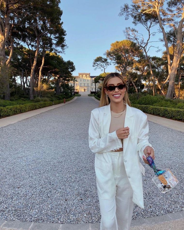 Michelle Salas nos da lecciones de estilo para llevar pantalones blancos Foto: Instagram