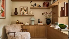 Las tendencias de almacenamiento 2026 apuestan por espacios más ordenados, funcionales y elegantes. Bibliotecas de piso a techo, minibares integrados, muebles vintage y placares con cortinas redefinen el diseño de interiores contemporáneo.