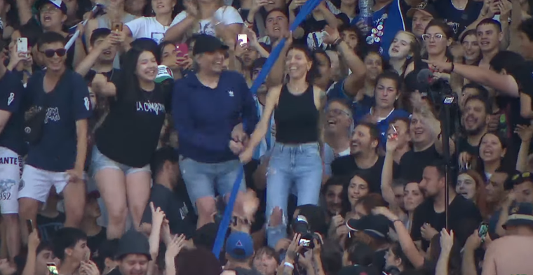 Máximo Kirchner y Mayra Mendoza arriba del paravalanchas Foto: Captura de pantalla