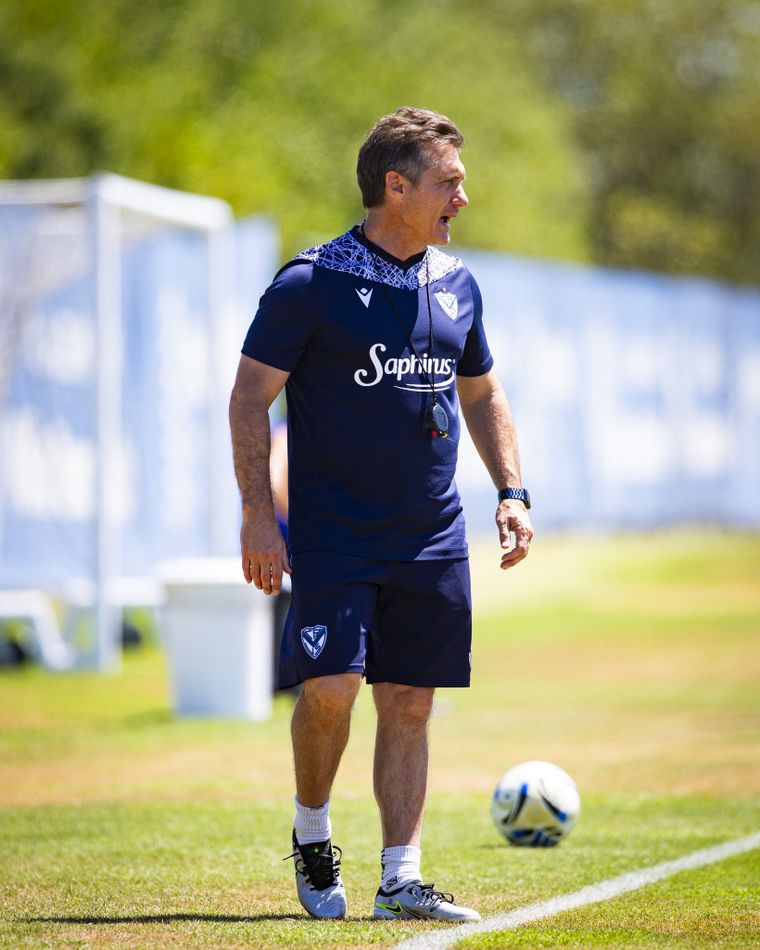 Según Berlanga, Guillermo Barros Schelotto está conforme con el plantel actual de Vélez. Según Berlanga, Guillermo Barros Schelotto está conforme con el plantel actual de Vélez.
