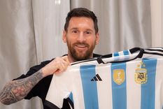 Messi con la nueva camiseta de la Selección argentina. Foto: Olé