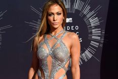 Jennifer Lopez lleva una camisa con aberturas XL y enseña de más Jennifer Lopez es una reconocida actriz y cantante neoyorkina. Foto: Instagram @jlo