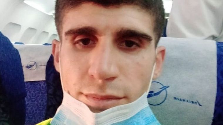 Mohammed Aisha en el avión que finalmente lo devolvió a su hogar. Foto: MOHAMMED AISHA