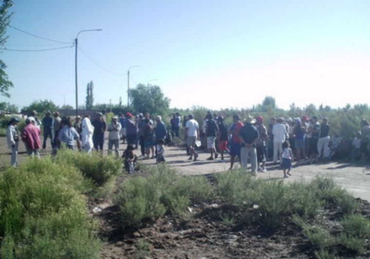 Los futuros ocupas frente al terreno que pretenden. Foto: MDZ