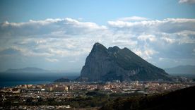 España reclama la soberanía política de Gibraltar a Reino Unido. España reclama la soberanía política de Gibraltar a Reino Unido.