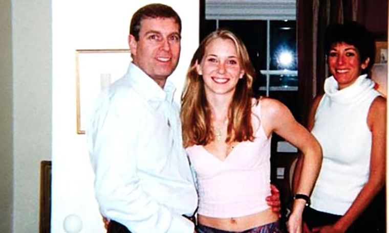 El expríncipe Andrés y la entonces menor, Virginia Giuffre, en la isla de Jeffrey Epstein. Foto: Archivo MDZ