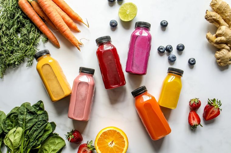 El jugo natural que te ayuda a tener un vientre plano Puedes agregar este jugo en tu alimentación, pero es recomendable consultar con un profesional antes de realizar cambios significativos en tu dieta. Foto: Pexels