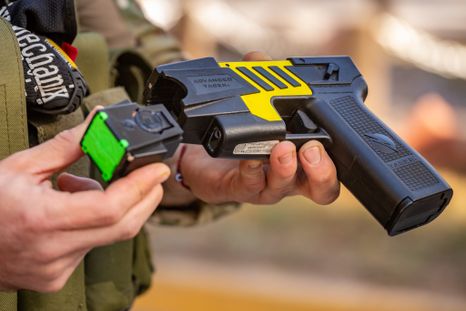 Los preventores de Capital podrían comenzar a patrullar con las Taser desde este sábado. Los preventores de Capital podrían comenzar a patrullar con las Taser desde este sábado.