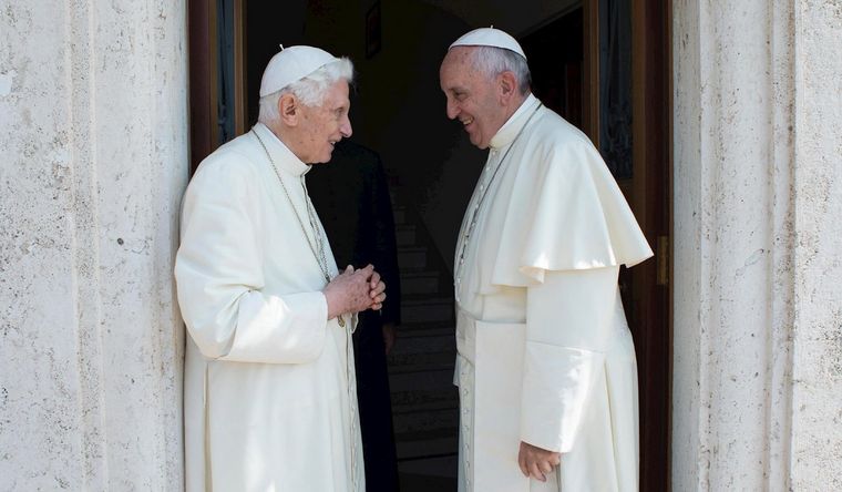 Benedicto y Francisco Benedicto y Francisco, una teoría los vincula en una trama de poder. Foto: Efe.