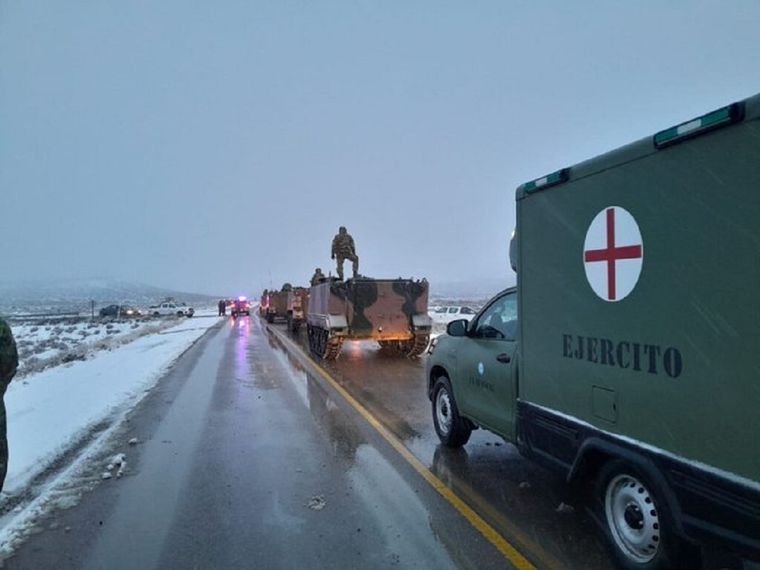 Las principales rutas en el sur de la Argentina están bajo alerta por la nieve. El Ejército tuvo que evacuar a trabajadores de las represas de Santa Cruz. Foto: X del lEjercito Argentino