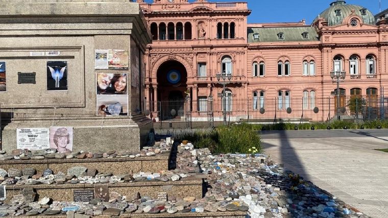 El memorial que se armó frente a Casa Rosada incomoda al Presidente Foto: PI/MDZ