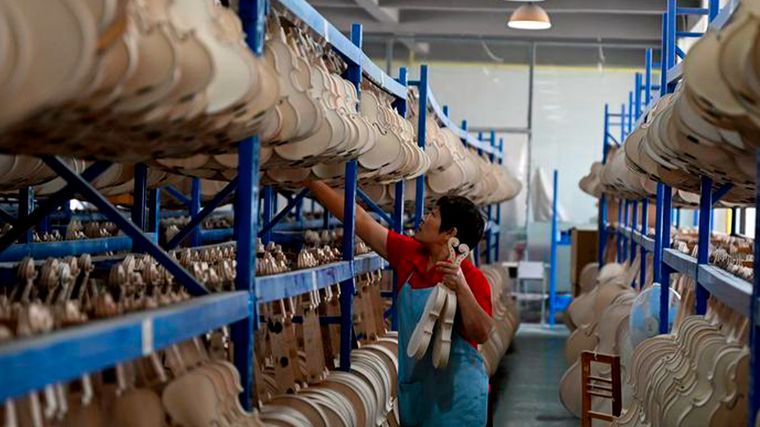 Queshan produce unos 400.000 violines al año. Más de 2.600 personas trabajan actualmente en esta industria. Queshan produce unos 400.000 violines al año. Más de 2.600 personas trabajan actualmente en esta industria.