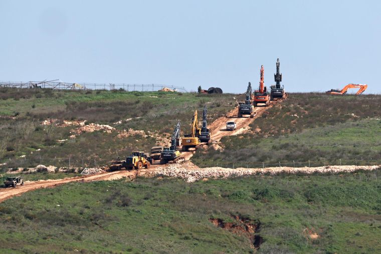 Israel delimitó una zona de seguridad para evitar que los ciudadanos desplazados regresen a sus hogares mientras busca detener a Hezbolá. Israel delimitó una zona de seguridad para evitar que los ciudadanos desplazados regresen a sus hogares mientras busca detener a Hezbolá.