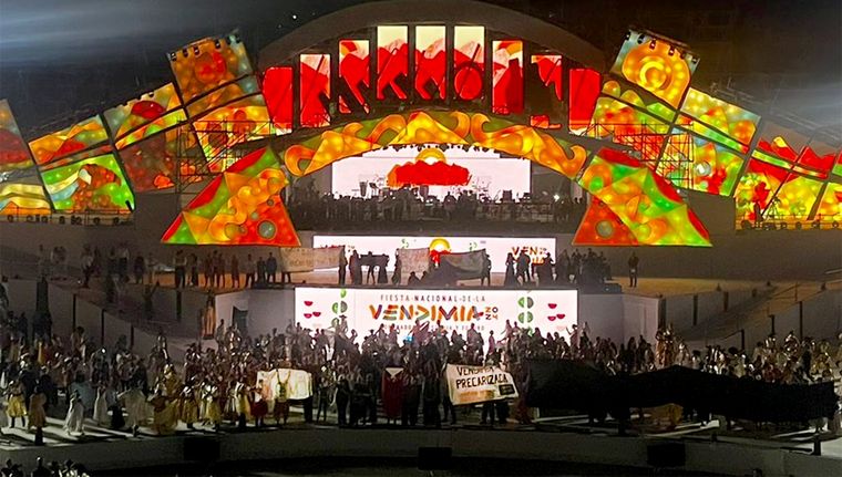 El momento en el que se apagaron las luces del Teatro Griego durante el Acto Central Foto: Andrea Ginestar