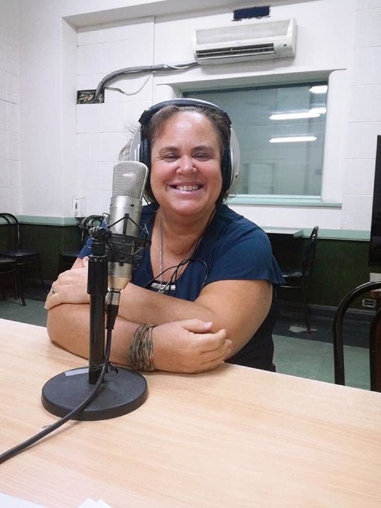 Claudia Corin, sonriente haciendo radio. Foto: Facebook