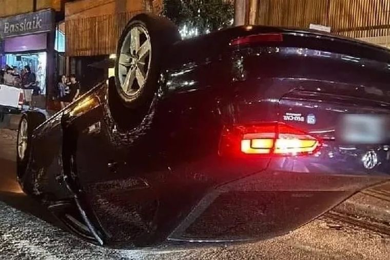 El auto de la mujer quedó volcado Foto: Gentileza El Territorio