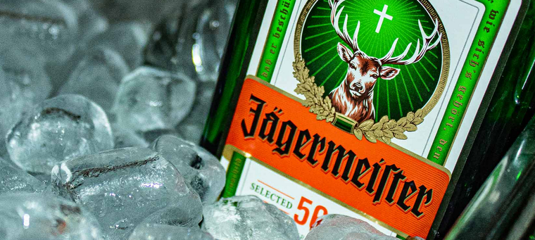 El Jägermeister es un licor de hierbas y tiene sus orígenes en Alemania. Foto: notion.online