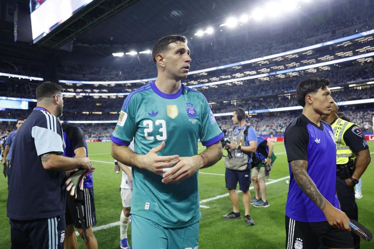 Dibu Martínez habló de su mano fracturada.