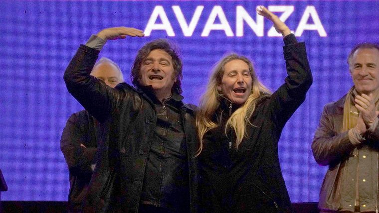 Javier Milei y su jefe, Karina Milei, un dúo que sale de gira mostrando sus peores versiones.&nbsp;