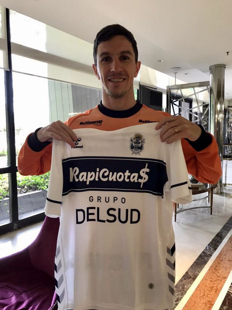 Nacho recibió una camiseta del Lobo y su equipo fue multado Foto: Prensa GELP