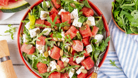 ensalada fresca de verano: hojas verdes, sandia, pepino y queso ensalada fresca de verano: hojas verdes, sandia, pepino y queso