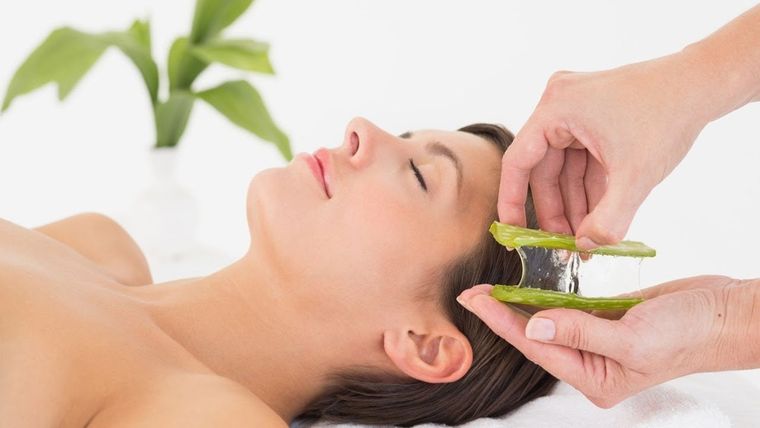¡Sorprendente! Descubre  por qué debes aplicar aloe vera en el contorno de los ojos